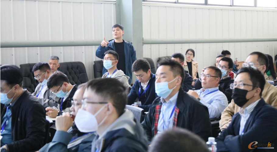 日丰集团CIO尹浪为考察团成员答疑解惑