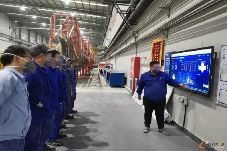 班组例会依托数字大屏讲解展示