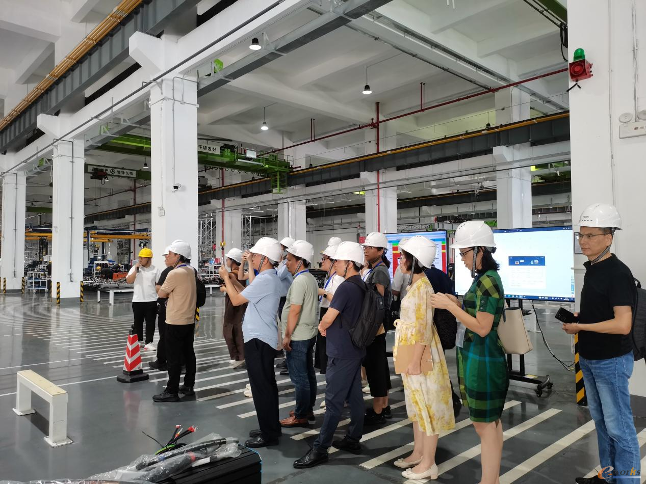 考察团在参观伊之密数字化工厂