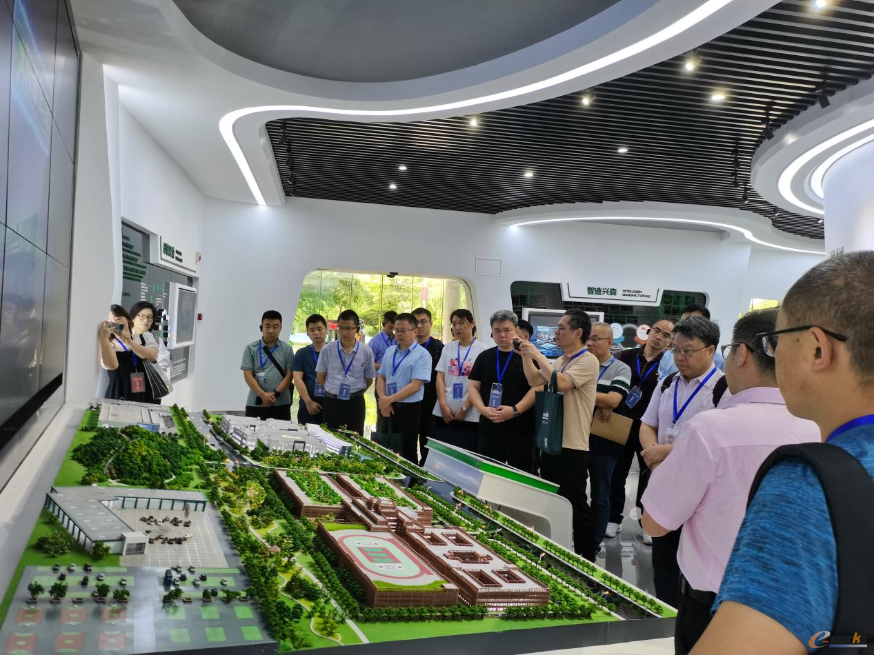 考察团参观兴森科技展厅