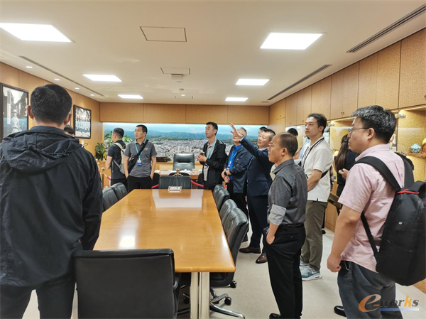考察团参观复刻版稻盛和夫办公室