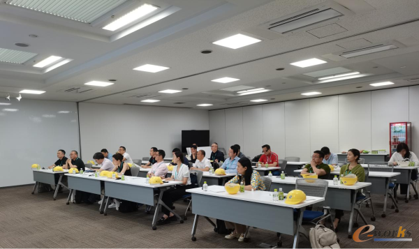 考察团在牧野机床厚木工厂讨论交流
