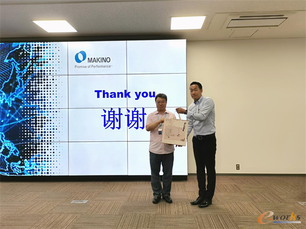 e-works总经理胥军与牧野机床装配部门总经理宇土謙堂互换礼品以表感谢