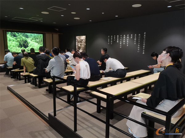 考察团观看松下幸之助生平事迹视频