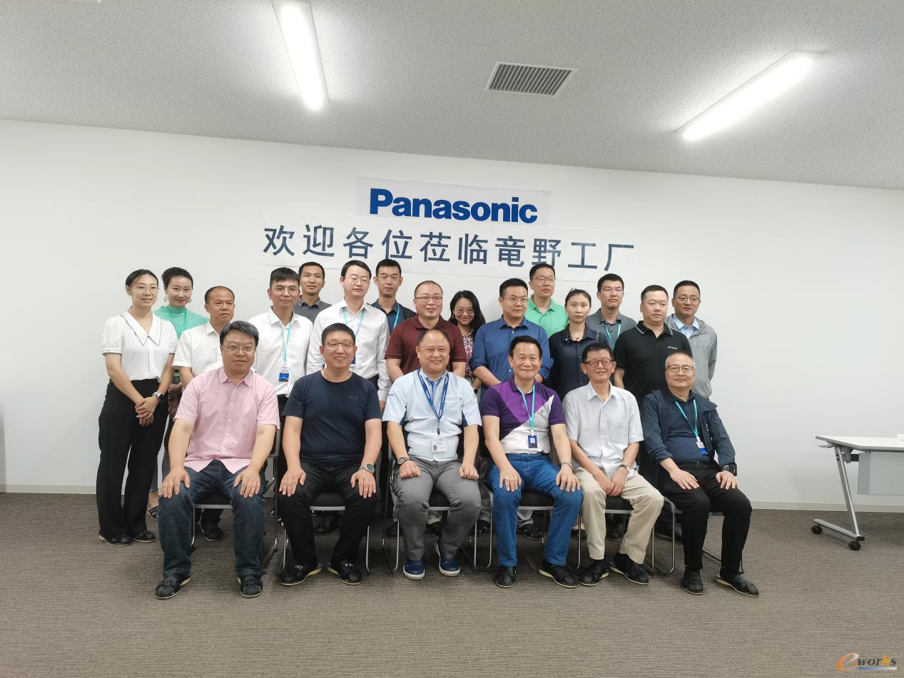 图9 考察团在松下电器竜野工厂合影