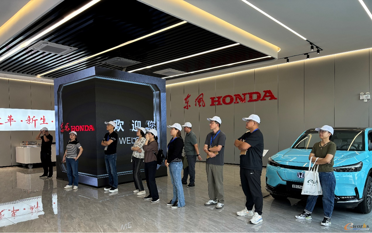 学员参观东风本田第三工厂数字化展厅