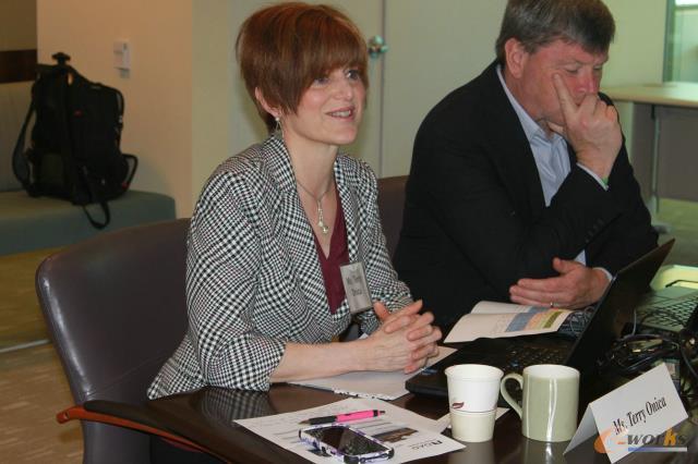 左一为Terry女士