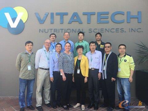 考察团成员在VITATECH公司合影