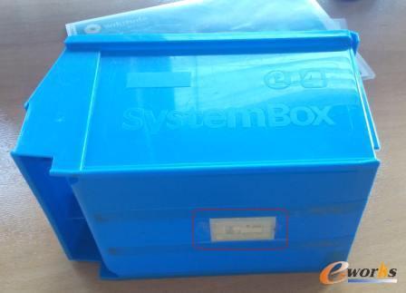 托盘底面（红色方框内为RFID芯片）