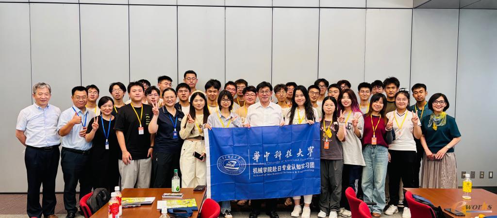 研学团在日本工业大学合影
