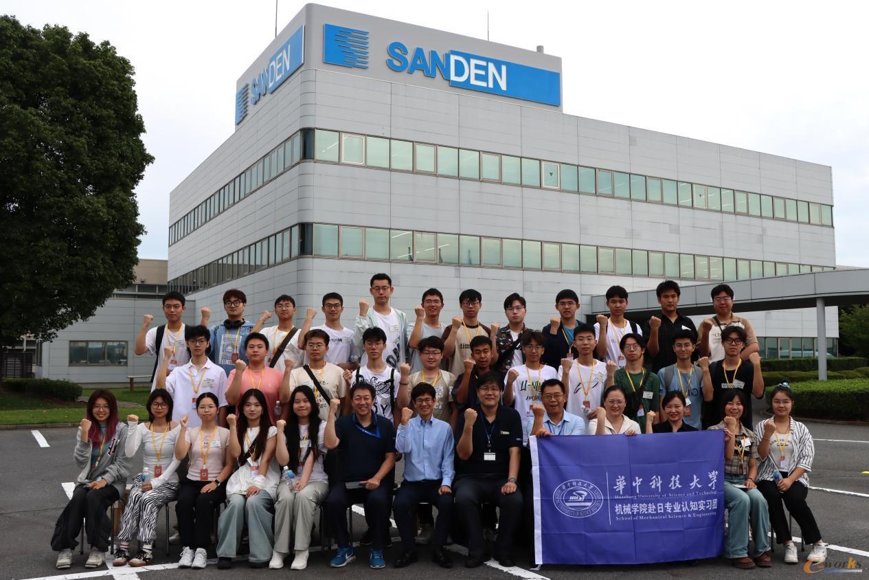 图2 三点株式会社合影