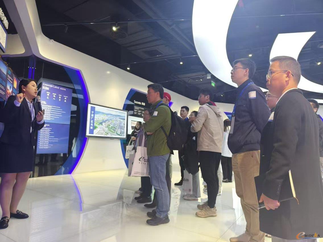 考察团在ATL的宣传展厅参观