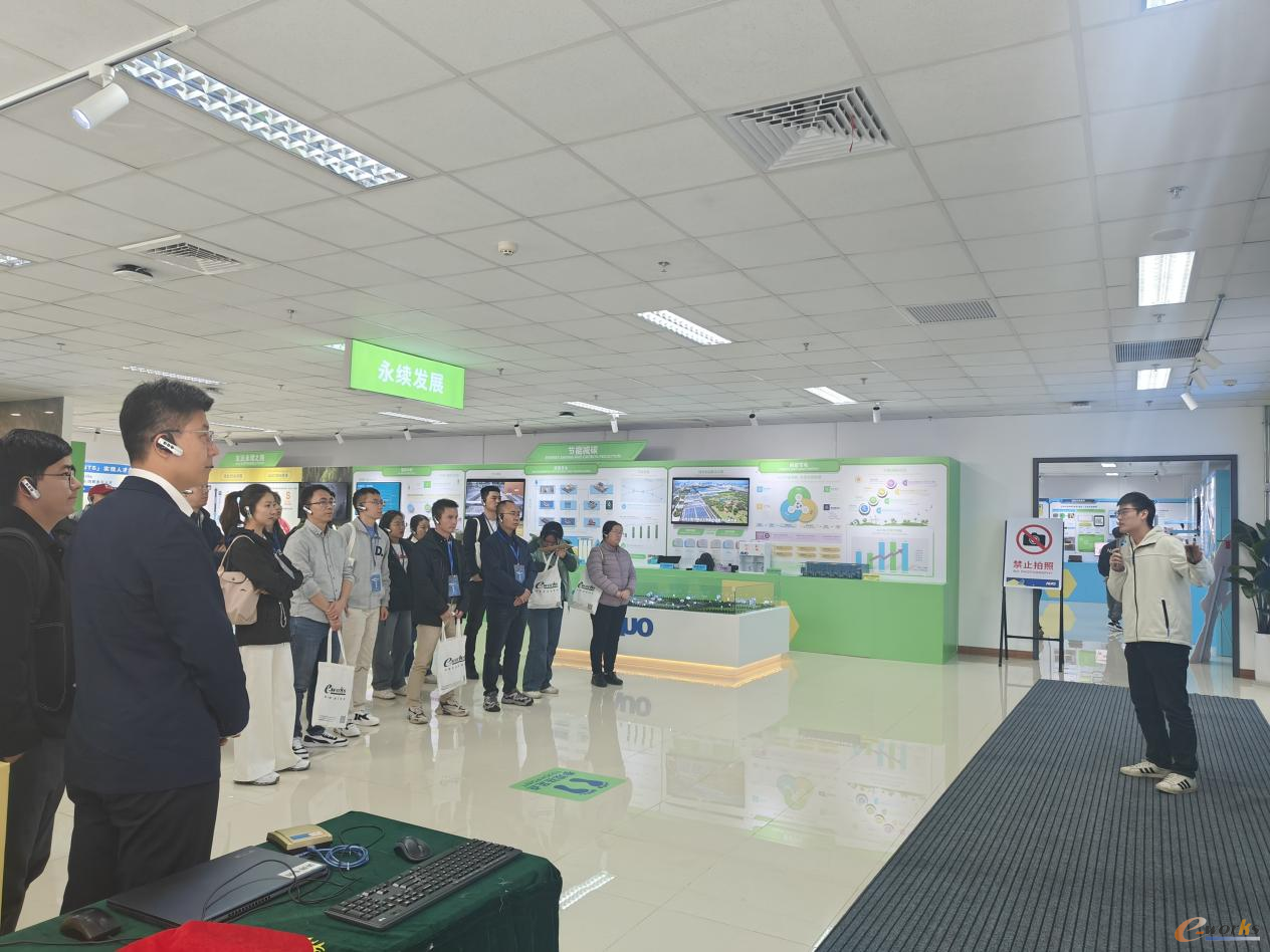 考察团在友达光电（厦门）的永续发展展区