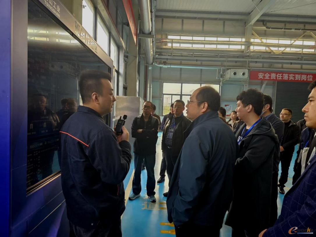 e-works考察团在青山工业车间进行参观