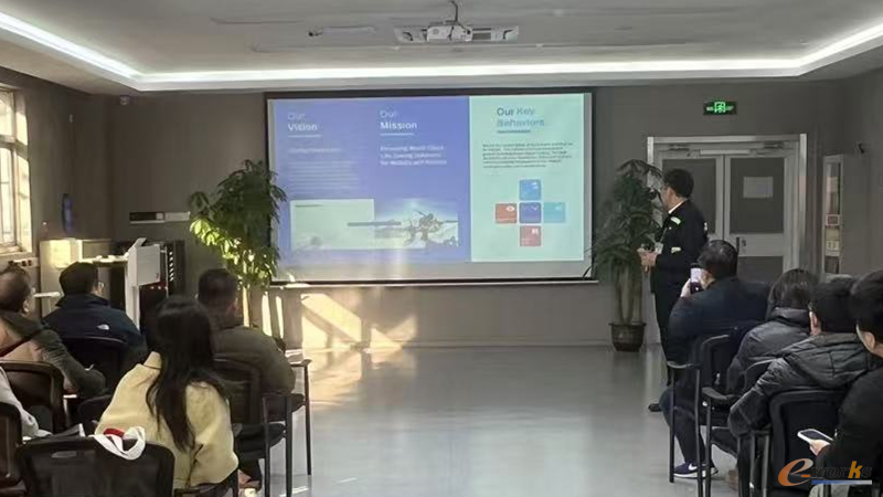 考察团在南京奥托立夫合影交流学习