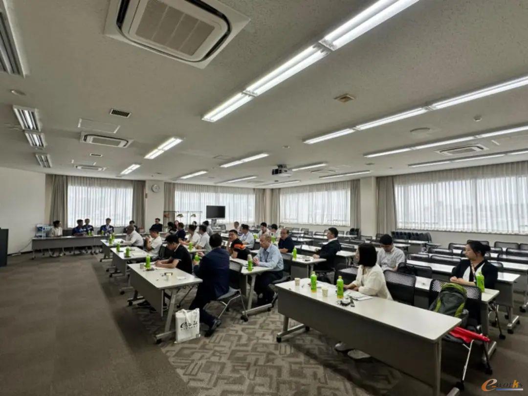 考察团在欧姆龙草津工厂交流