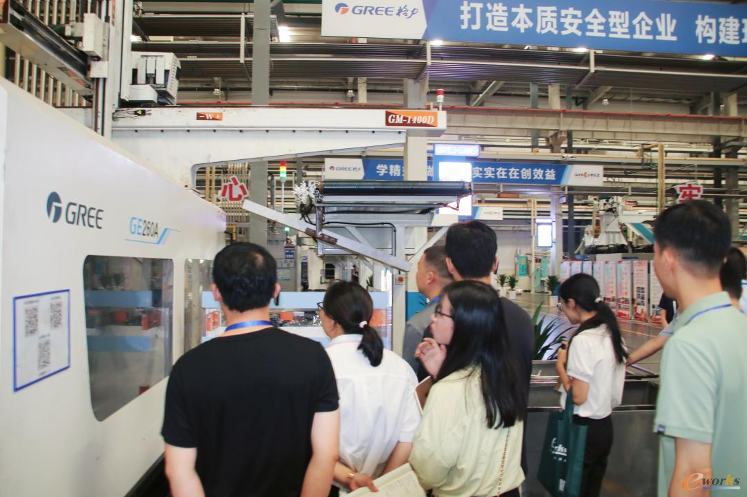e-works考察团参观杭州格力未来工厂
