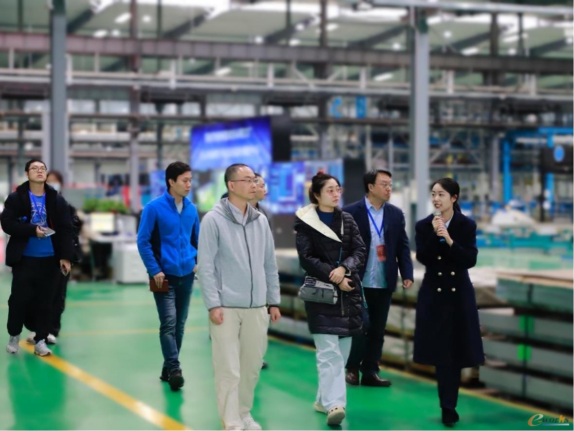 考察团观摩数字化综合监控调度中心