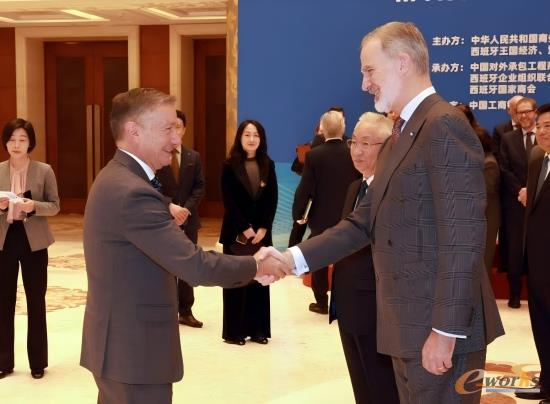 Angel Viña与西班牙国王费利佩六世握手，出席见证中西两国交流合作