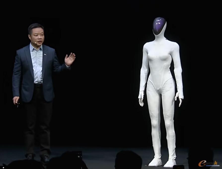 小鹏全新一代IRON走的猫步