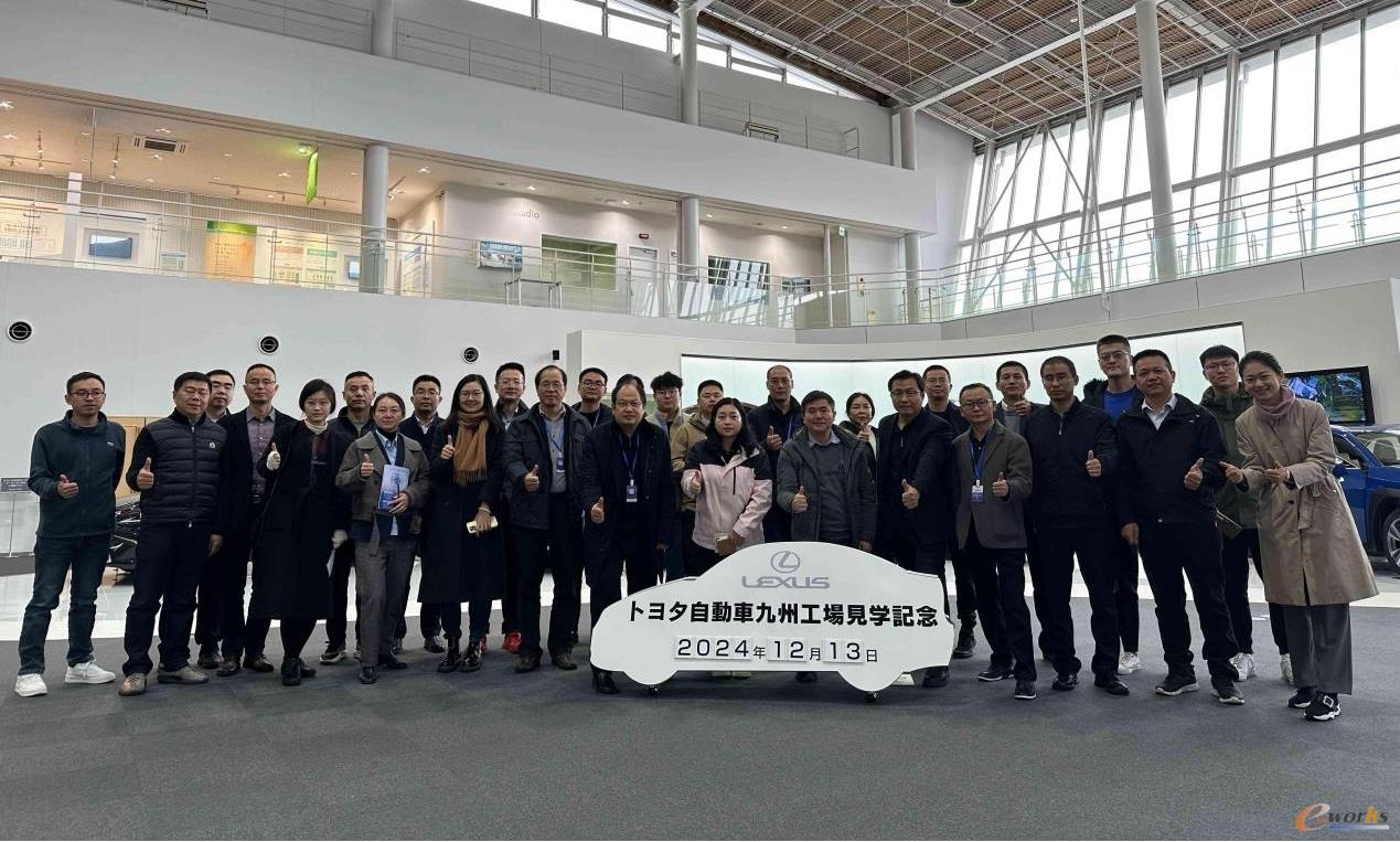 考察团在丰田汽车公司九州工厂合影