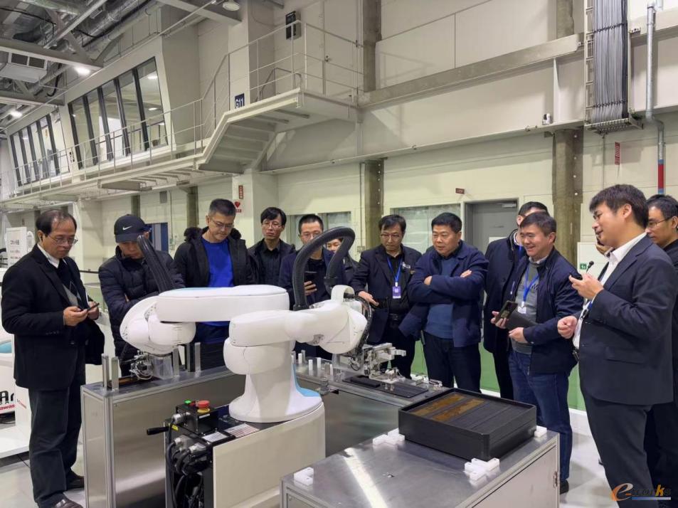 考察团观看川崎重工双臂协作SCARA机器人搬运FPC作业演示