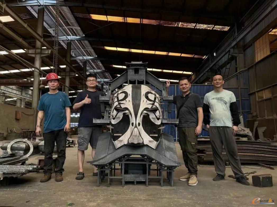 安装完成后艺术家与工作人员合影（右二项祎）