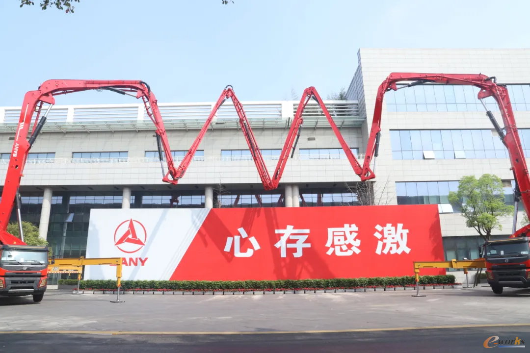 两辆三一重工的泵车组成寓意“欢迎来访”的手势