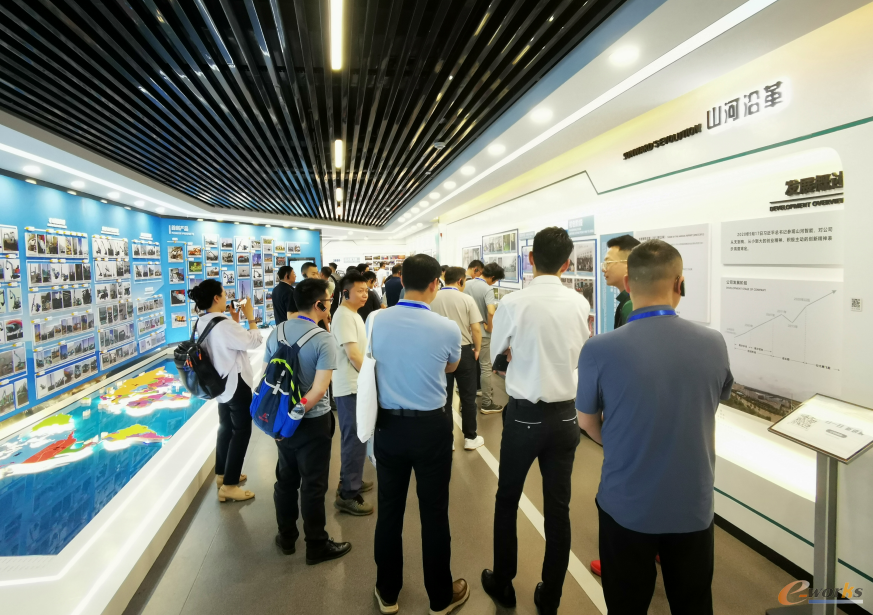 考察团参观山河智能展厅