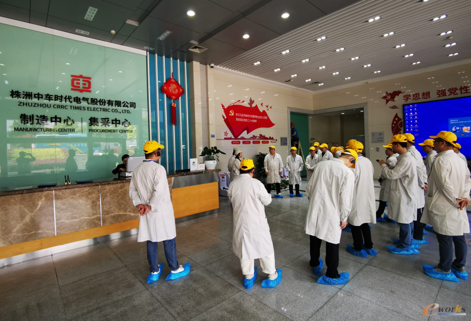考察团参观制造中心A1厂房