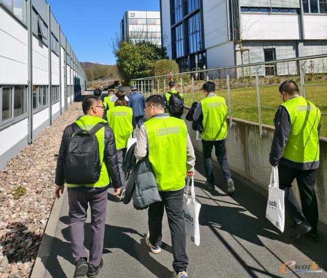 e-works考察团走进菲尼克斯电气车间