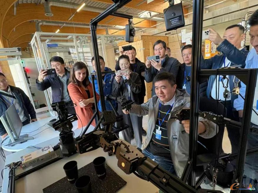 考察团在Smart Factory OWL实验室人机协作工作站体验