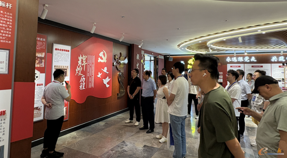 考察团在南兴天虹党建展厅参观交流