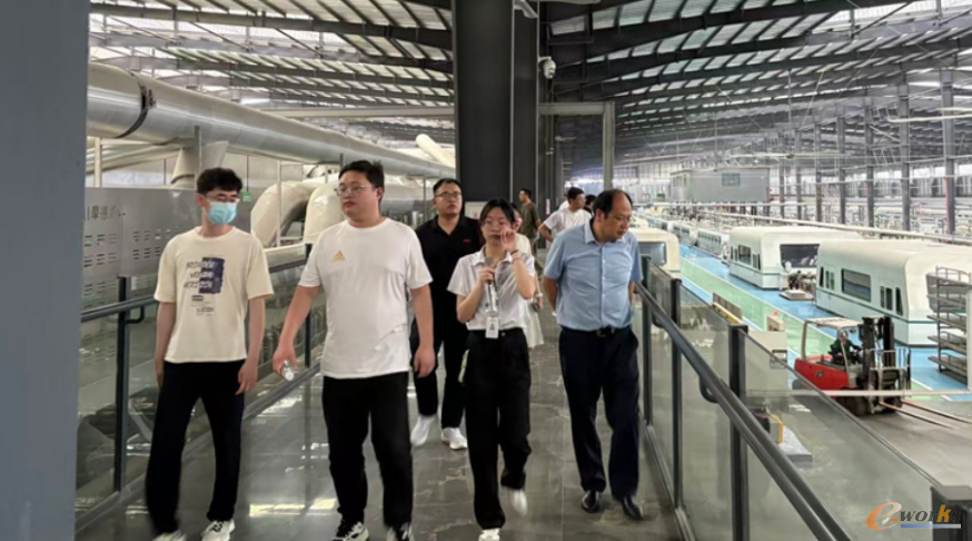 考察团在特高板数智化示范生产车间参观交流