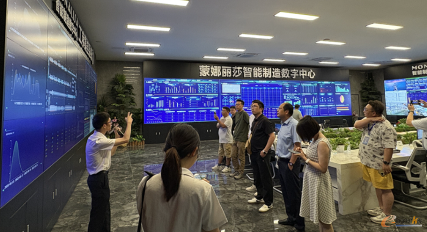 考察团在智能制造数字中心参观交流