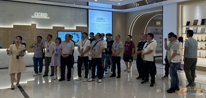 考察团在华润三九展厅考察交流