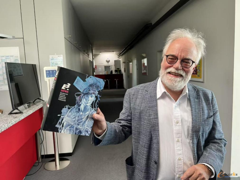 Joachim Frank先生向考察团展示最早期的E3.Series产品手册
