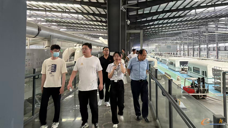 考察团在蒙娜丽莎参观交流