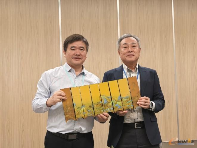 e-works CEO黄培博士与SMC中国支援部部长长谷川喜市先生合影