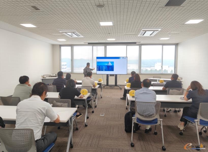 考察团在牧野机床厚木工厂交流学习