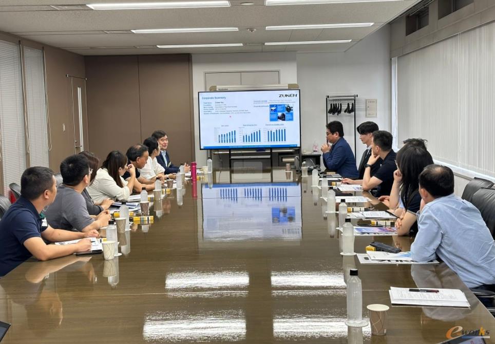 考察团成员在Zuken（图研）公司总部考察交流