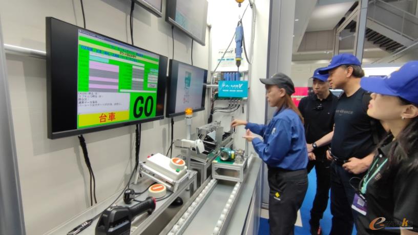 考察团成员在横河电机甲府工厂参观考察