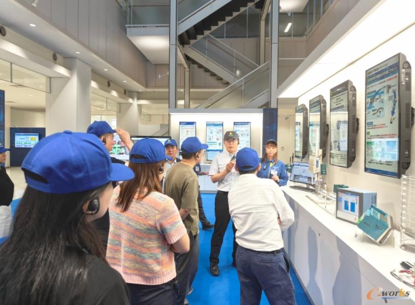 考察团成员在横河电机甲府工厂参观考察