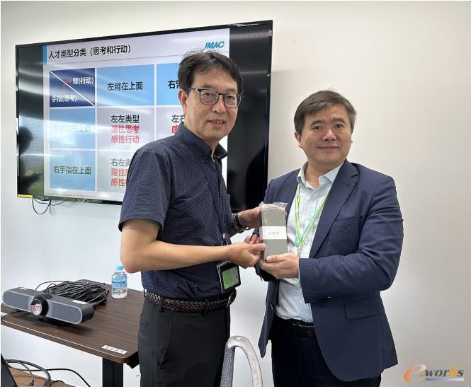 e-works CEO黄培博士与西冈英树先生合影