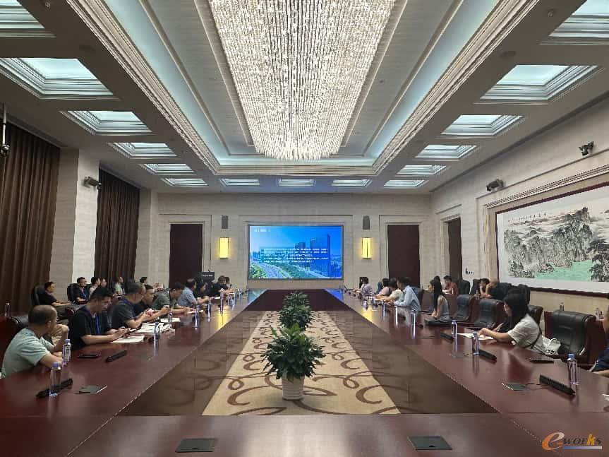 考察团在浪潮交流