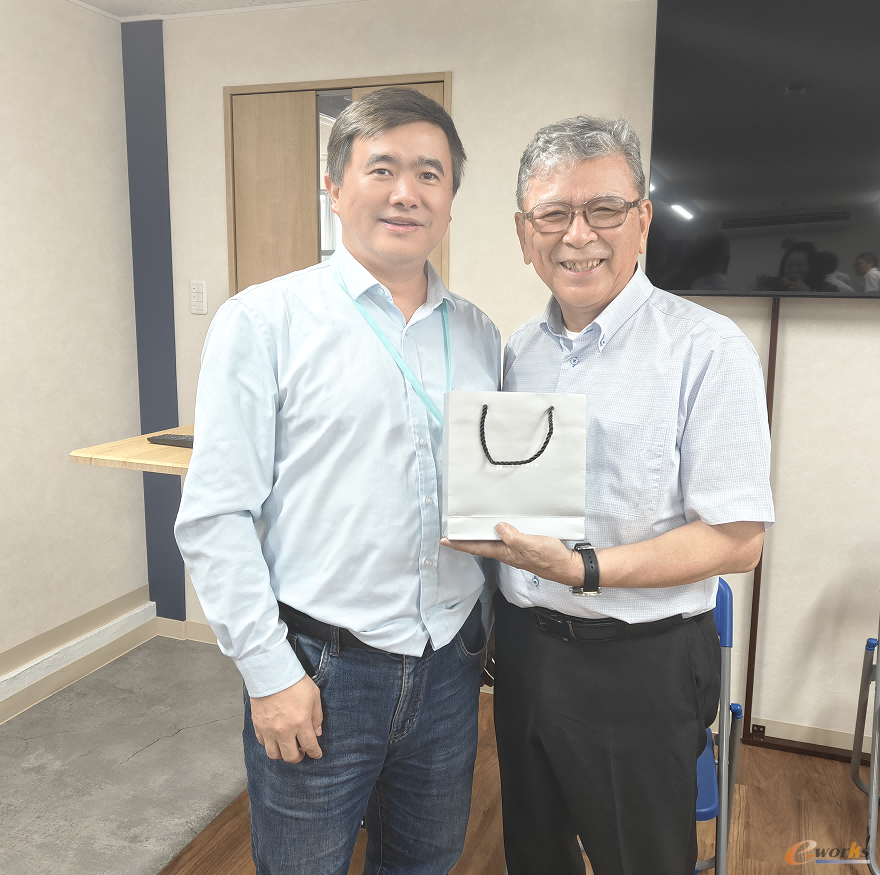 e-works CEO黄培博士与鷲崎幹夫先生合影