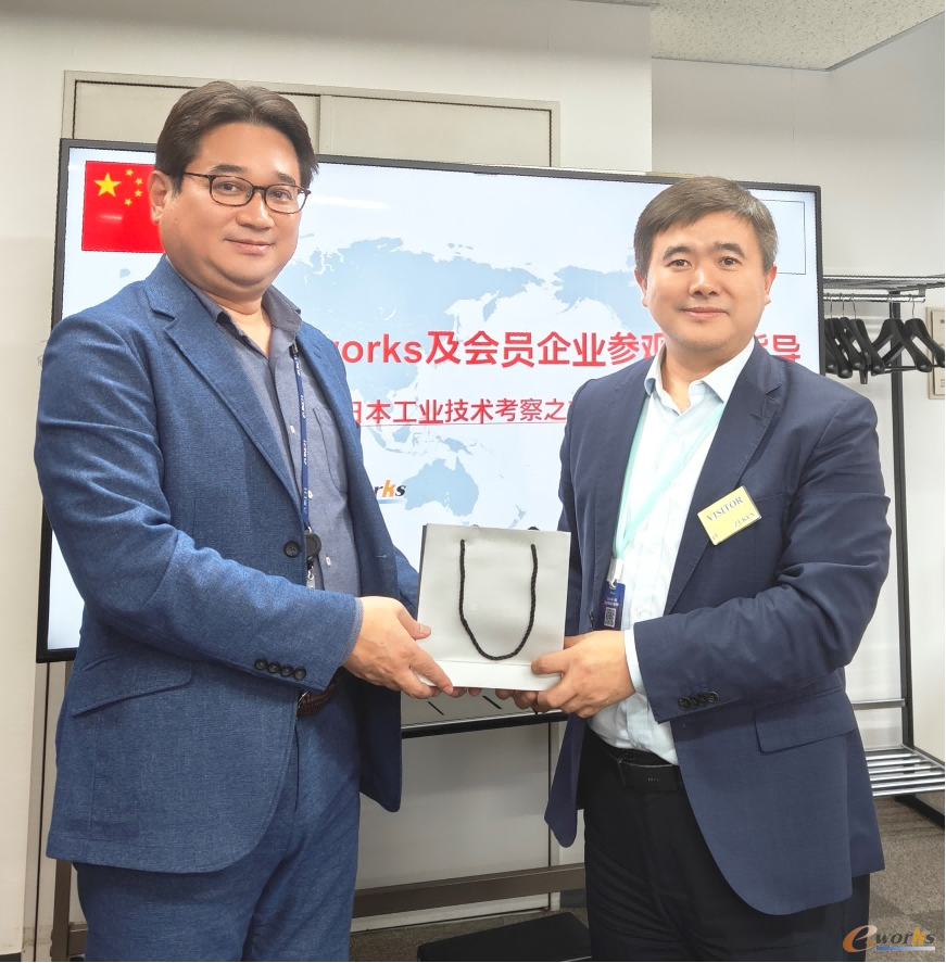 Zuken公司亚太区业务负责人铃木正臣先生与e-works CEO黄培博士合影