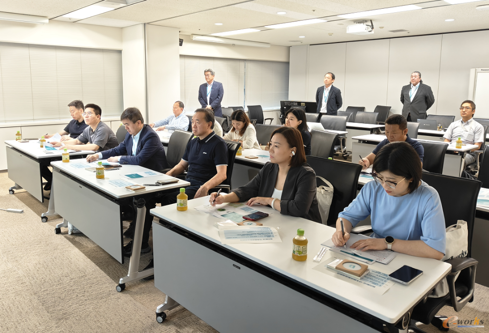 e-works考察团在毕恩吉公司总部交流