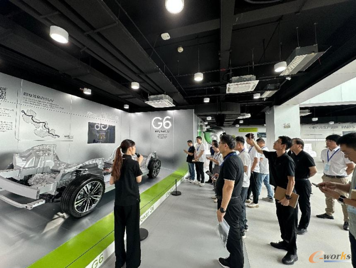 考察团参观小鹏汽车展厅