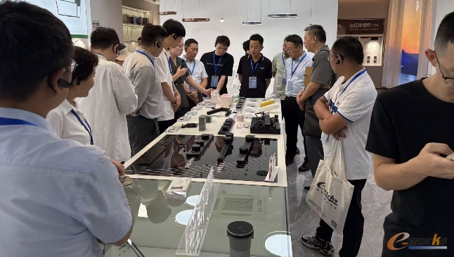 考察团在宁波公牛电器公司展厅交流